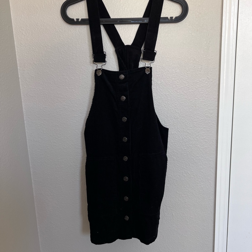 FOREVER 21 SIZE M BLACK CORDUROY OVERALLS